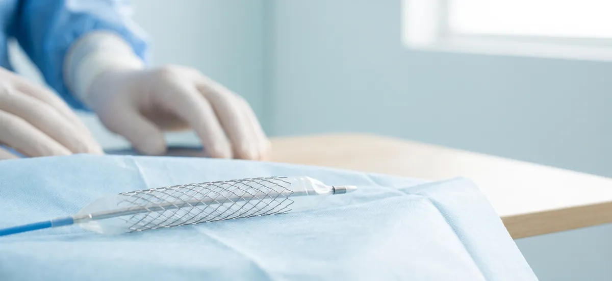 Balon kateter üzerinde metal ağ stent, yakın çekim (temsili görsel)